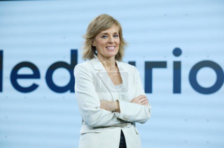 Téléchargez les photos : La journaliste Marta Carazo pose pour les médias en tant que nouvelle présentatrice de nouvelles "Telediario 2" aux studios Torrespaa le 20 décembre 2023 à Madrid Espagne. - en image libre de droit