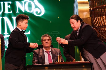 Foto de Los niños de San Ildefonso cantan las bolas de lotería con los números del Sorteo Extraordinario de la Lotería de Navidad, llamado 'El Gordo', en el Teatro Real el 22 de diciembre de 2023 en Madrid, España. - Imagen libre de derechos