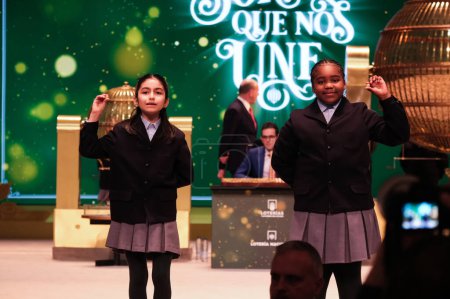 Foto de Los niños de San Ildefonso cantan las bolas de lotería con los números del Sorteo Extraordinario de la Lotería de Navidad, llamado 'El Gordo', en el Teatro Real el 22 de diciembre de 2023 en Madrid, España. - Imagen libre de derechos