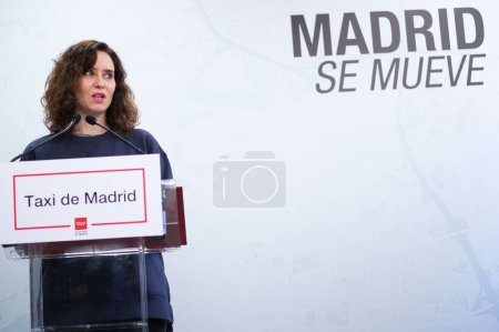 Téléchargez les photos : La présidente de la Communauté de Madrid, Isabel Diaz Ayuso, lors de sa visite au siège de l'Association Madrid Auto-Taxi, le 26 décembre 2023 à Madrid, Espagne. - en image libre de droit