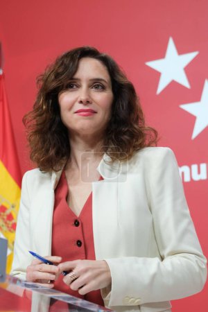 Téléchargez les photos : E président de la Communauté de Madrid, Isabel Diaz Ayuso, lors d'une conférence de presse après une réunion du Conseil des gouverneurs de la Communauté de Madrid, le 27 décembre 2023 à Madrid, Espagne. - en image libre de droit
