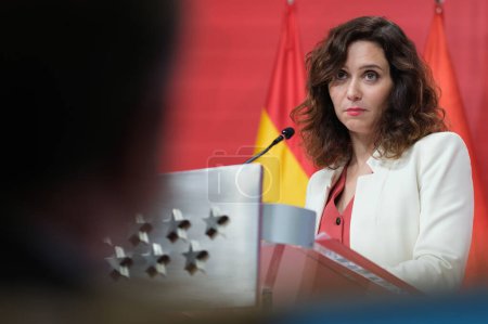 Foto de La presidenta de la Comunidad de Madrid, Isabel Díaz Ayuso, durante una conferencia de prensa después de una reunión del Consejo de Gobierno de la Comunidad de Madrid, el 27 de diciembre de 2023 en Madrid, España. - Imagen libre de derechos
