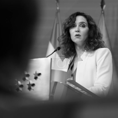 Foto de La presidenta de la Comunidad de Madrid, Isabel Díaz Ayuso, durante una conferencia de prensa después de una reunión del Consejo de Gobierno de la Comunidad de Madrid, el 27 de diciembre de 2023 en Madrid, España. - Imagen libre de derechos