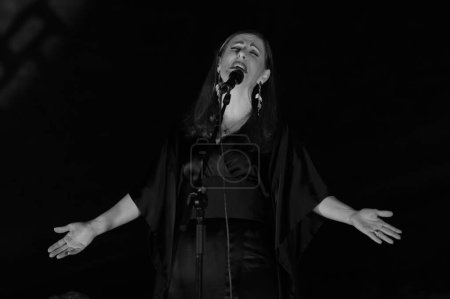 Foto de La fadista portuguesa Katia Guerreiro realiza durante el concierto en la Iglesia de Nuestra Señora de Guadalupe en Madrid. noviembre 28, 2023 España - Imagen libre de derechos