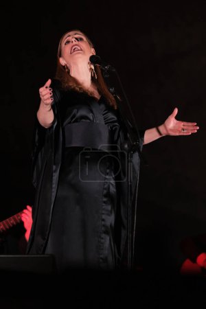 Téléchargez les photos : La fadista portugaise Katia Guerreiro se produit lors du concert à l'église Notre-Dame de Guadalupe à Madrid. novembre 28, 2023 Espagne - en image libre de droit