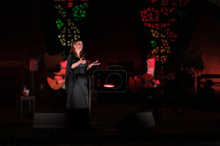 Foto de La fadista portuguesa Katia Guerreiro realiza durante el concierto en la Iglesia de Nuestra Señora de Guadalupe en Madrid. noviembre 28, 2023 España - Imagen libre de derechos