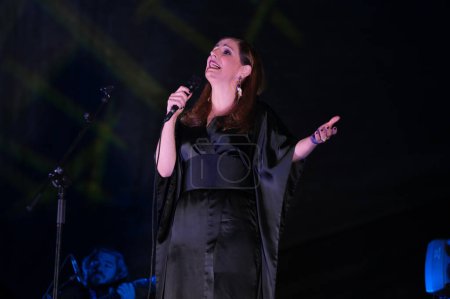Téléchargez les photos : La fadista portugaise Katia Guerreiro se produit lors du concert à l'église Notre-Dame de Guadalupe à Madrid. novembre 28, 2023 Espagne - en image libre de droit
