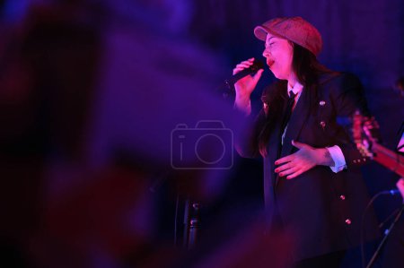 Téléchargez les photos : La chanteuse de flamenco Sandra Carrasco se produit lors du concert à l'église Notre-Dame de Guadalupe à Madrid, 29 décembre 2023, Espagne - en image libre de droit