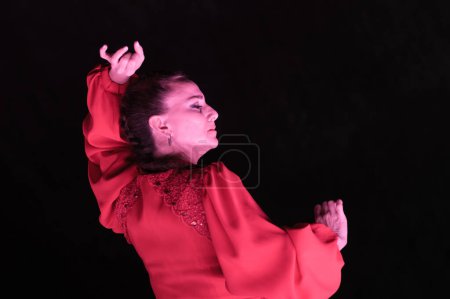Foto de La bailarina de flamenco Carmen Talegona actúa durante el concierto de Sandra Carrasco en la Iglesia de Nuestra Señora de Guadalupe en Madrid, 29 de diciembre de 2023, España - Imagen libre de derechos