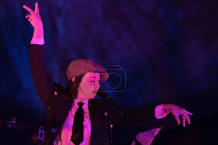 Téléchargez les photos : La chanteuse de flamenco Sandra Carrasco se produit lors du concert à l'église Notre-Dame de Guadalupe à Madrid, 29 décembre 2023, Espagne - en image libre de droit