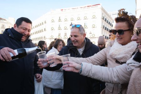 Téléchargez les photos : Les gens boivent 12 raisins pendant la Preuvas comme répétition de la tradition des 12 cloches de la Saint Sylvestre à Puerta del Sol le 30 décembre 2023 à Madrid, Espagne. - en image libre de droit