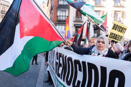 Téléchargez les photos : Manifestations des manifestants lors d'une manifestation de soutien à la Palestine, devant le ministère des Affaires étrangères, 30 décembre 2023, à Madrid, Espagne. - en image libre de droit