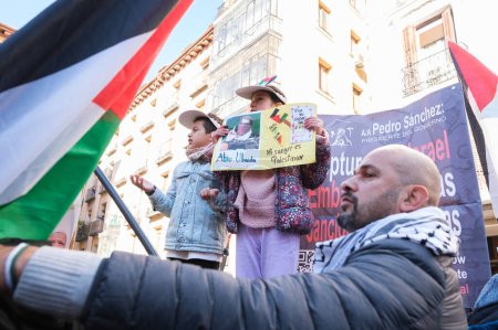 Téléchargez les photos : Manifestations des manifestants lors d'une manifestation de soutien à la Palestine, devant le ministère des Affaires étrangères, 30 décembre 2023, à Madrid, Espagne. - en image libre de droit