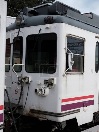 Téléchargez les photos : Train Renfe série 442 à voie étroite, stationné à la gare de Cercedilla, ligne C-9, vers Navacerrada et Cercedilla. Madrid, 2 janvier 2024 Espagne - en image libre de droit