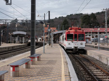 Foto de Tren de vía estrecha Renfe serie 442, estacionado en la estación de Cercedilla, línea C-9, hasta Navacerrada y Cercedilla. Madrid, 2 de enero de 2024 España - Imagen libre de derechos
