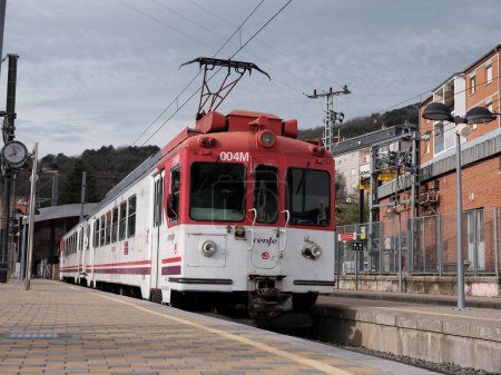 Téléchargez les photos : Train Renfe série 442 à voie étroite, stationné à la gare de Cercedilla, ligne C-9, vers Navacerrada et Cercedilla. Madrid, 2 janvier 2024 Espagne - en image libre de droit