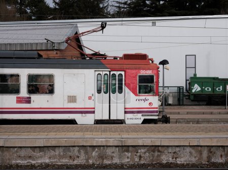 Foto de Tren de vía estrecha Renfe serie 442, estacionado en la estación de Cercedilla, línea C-9, hasta Navacerrada y Cercedilla. Madrid, 2 de enero de 2024 España - Imagen libre de derechos