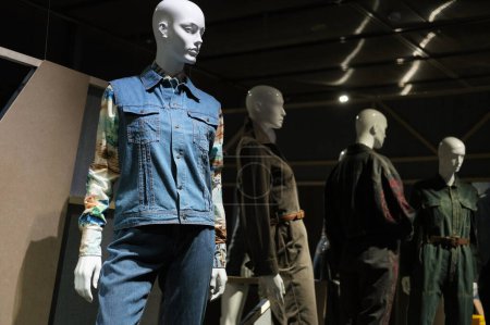 Foto de Vista de la exposición Jeans, De La Calle Al Ritz (JEANS, DE LA CALLE AL RITZ) en el Museo del Traje de Madrid. enero 4, 2024 España - Imagen libre de derechos