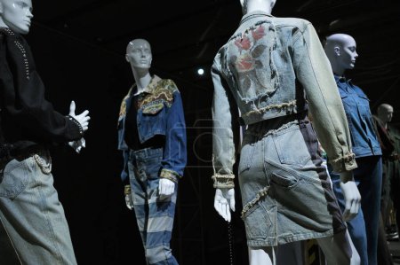 Téléchargez les photos : Vue de l'exposition Jeans, De La Calle Al Ritz (JEANS, DE LA CALLE AL RITZ) au Musée du Costume de Madrid. 4 janvier 2024 Espagne - en image libre de droit