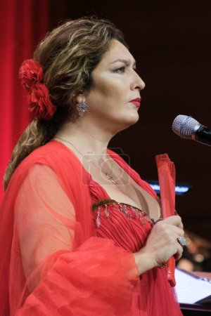 Téléchargez les photos : La chanteuse de flamenco Estrella Morente se produit lors du concert avec le Orchestre Symphonique de Madrid au Teatro Real, 5 janvier 2024 Espagne - en image libre de droit
