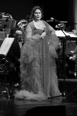 Foto de La cantante flamenca Estrella Morente actúa durante el concierto con la Banda Sinfónica de Madrid en el Teatro Real, 5 de enero de 2024 - Imagen libre de derechos