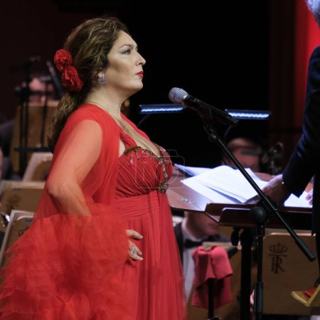 Téléchargez les photos : La chanteuse de flamenco Estrella Morente se produit lors du concert avec le Orchestre Symphonique de Madrid au Teatro Real, 5 janvier 2024 Espagne - en image libre de droit