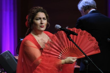 Foto de La cantante flamenca Estrella Morente actúa durante el concierto con la Banda Sinfónica de Madrid en el Teatro Real, 5 de enero de 2024 - Imagen libre de derechos