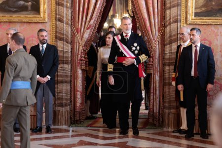 Téléchargez les photos : Le roi Felipe VI d'Espagne, la reine Letizia d'Espagne et la princesse héritière Leonor d'Espagne assistent à la cérémonie Pascua Militar au palais royal le 06 janvier 2024 à Madrid, Espagne - en image libre de droit
