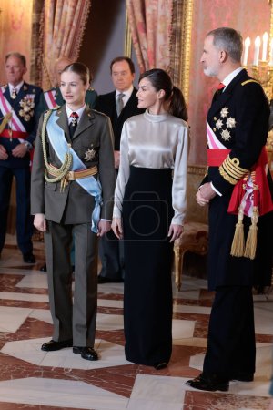 Téléchargez les photos : Le roi Felipe VI d'Espagne, la reine Letizia d'Espagne et la princesse héritière Leonor d'Espagne assistent à la cérémonie Pascua Militar au palais royal le 06 janvier 2024 à Madrid, Espagne - en image libre de droit