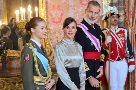 Foto de El rey Felipe VI de España, la reina Letizia de España y la princesa heredera Leonor de España asisten a la ceremonia de la Militar Pascua en el Palacio Real el 06 de enero de 2024 en Madrid, España - Imagen libre de derechos