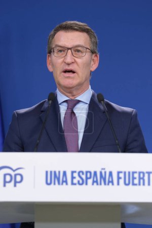 Foto de El líder del PP, Alberto Nuez Feijoo, durante una conferencia de prensa en la sede del partido en la calle Génova, el 11 de enero de 2024 en Madrid España. - Imagen libre de derechos