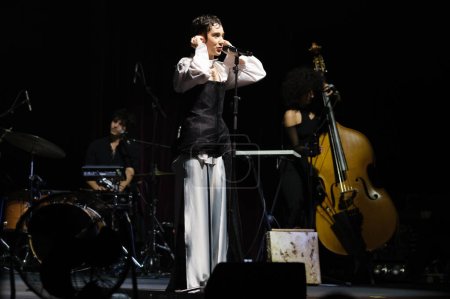 Téléchargez les photos : La chanteuse EDE se produit lors du concert au festival INVERFEST au cirque PRIX à Madrid 11 janvier 2024 Espagne - en image libre de droit