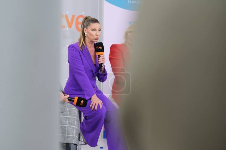 Téléchargez les photos : Anne Igartiburu assiste à la présentation de l'émission de télévision RTVE "D Corazon" à Torrespaa le 15 janvier 2024 à Madrid Espagne. - en image libre de droit