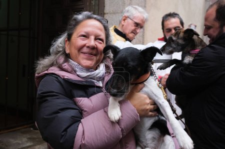 Téléchargez les photos : Les gens apportent leurs animaux de compagnie pour être bénis lors de la célébration de la Saint-Anton, 17 janvier 2024, à Madrid, Espagne. - en image libre de droit
