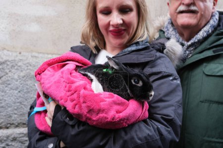 Téléchargez les photos : Les gens apportent leurs animaux de compagnie pour être bénis lors de la célébration de la Saint-Anton, 17 janvier 2024, à Madrid, Espagne. - en image libre de droit