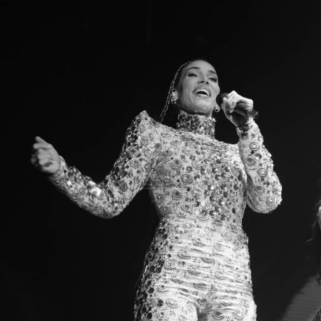 Foto de La cantante India Martínez durante una actuación en el INVERFEST WiZink Center, el 19 de enero de 2024 en Madrid, España - Imagen libre de derechos