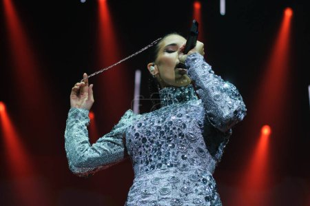 Foto de La cantante India Martínez durante una actuación en el INVERFEST WiZink Center, el 19 de enero de 2024 en Madrid, España - Imagen libre de derechos