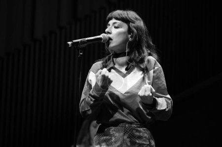 Foto de La cantante María de Juan durante una actuación en el Inverfest 2024, en el Conde Duque, el 20 de enero de 2024, en Madrid, España. - Imagen libre de derechos