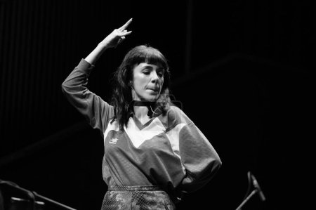 Foto de La cantante María de Juan durante una actuación en el Inverfest 2024, en el Conde Duque, el 20 de enero de 2024, en Madrid, España. - Imagen libre de derechos