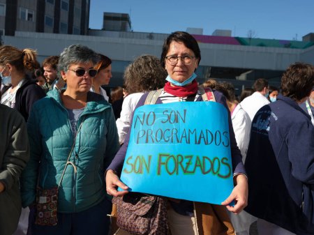 Téléchargez les photos : Des manifestants tiennent des pancartes lors d'une manifestation après la fermeture des soins intensifs pédiatriques à l'hôpital Universitario La Paz, le 18 janvier 2024 à Madrid, Espagne. - en image libre de droit