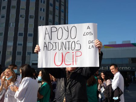 Foto de Manifestantes sostienen pancartas durante una protesta tras el cierre de la UCI pediátrica en el Hospital Universitario La Paz, el 18 de enero de 2024 en Madrid, España. - Imagen libre de derechos