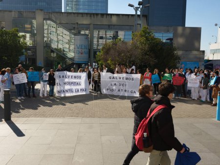 Foto de Manifestantes sostienen pancartas durante una protesta tras el cierre de la UCI pediátrica en el Hospital Universitario La Paz, el 18 de enero de 2024 en Madrid, España. - Imagen libre de derechos