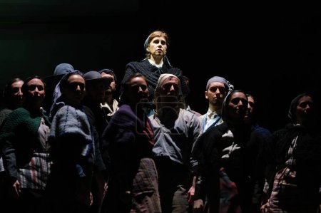 Téléchargez les photos : Les acteurs se produisent lors de la présentation de l'opéra LA ROSA DEL AZAFRAN au Théâtre Zarzuela à Madrid. 23 janvier 2024 Espagne - en image libre de droit