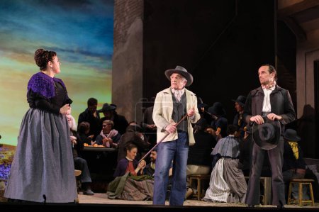 Téléchargez les photos : Les acteurs se produisent lors de la présentation de l'opéra LA ROSA DEL AZAFRAN au Théâtre Zarzuela à Madrid. 23 janvier 2024 Espagne - en image libre de droit