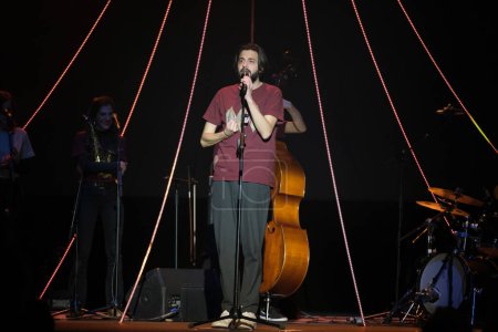 Téléchargez les photos : Le chanteur Salvador Sobral se produit lors du concert au festival INVERFEST au cirque PRIX à Madrid 25 janvier 2024 Espagne - en image libre de droit