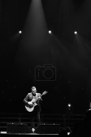 Téléchargez les photos : Le chanteur Ismael Serrano se produit lors du concert au festival INVERFEST au cirque PRIX à Madrid 27 janvier 2024 Espagne - en image libre de droit