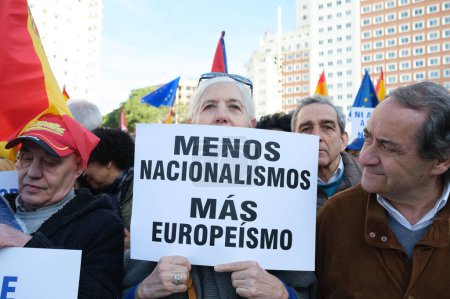 Foto de Cientos de personas durante una manifestación en Madrid para mostrar su rechazo al pacto Junts-psoe el 28 de enero de 2024 en Madrid, España - Imagen libre de derechos