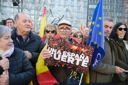 Téléchargez les photos : Des centaines de personnes lors d'une manifestation à Madrid pour manifester leur rejet du pacte Junts-psoe le 28 janvier 2024 à Madrid, Espagne - en image libre de droit