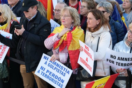Foto de Cientos de personas durante una manifestación en Madrid para mostrar su rechazo al pacto Junts-psoe el 28 de enero de 2024 en Madrid, España - Imagen libre de derechos