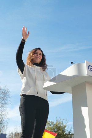Foto de Isabel Díaz Ayuso durante una manifestación en Madrid para mostrar su rechazo al pacto Junts-psoe el 28 de enero de 2024 en Madrid, España - Imagen libre de derechos